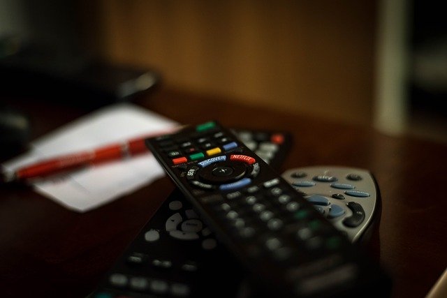 remote control 932273 640