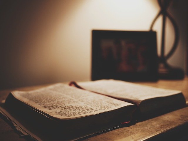 book 1210030 640