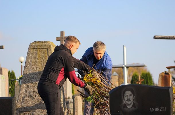 Семінарысты ўзялі ўдзел у прыбіранні старых гродзенскіх могілак