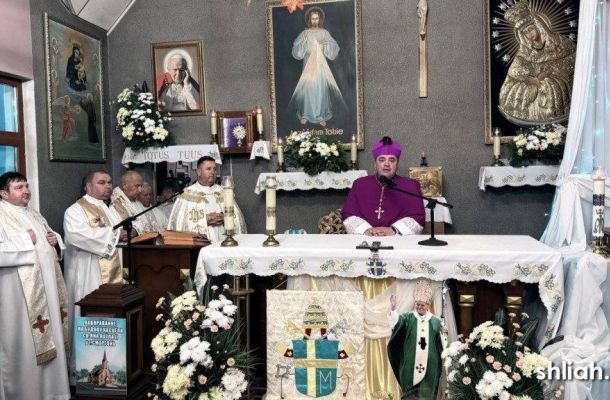 Біскуп Гродзенскі благаславіў крыж і званы ў смаргонскай парафіі св. Яна Паўла ІІ